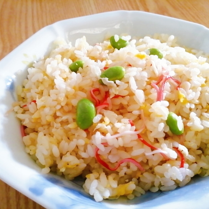 包丁不要☆簡単ランチ♪卵とカニカマと枝豆の炒飯